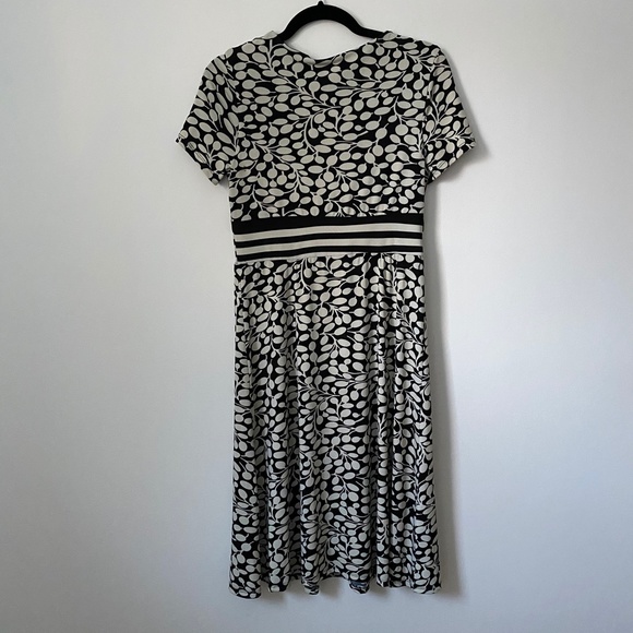 Jillian Tracy Printed V-neck Short Sleeve Dress - Picture 5 of 5